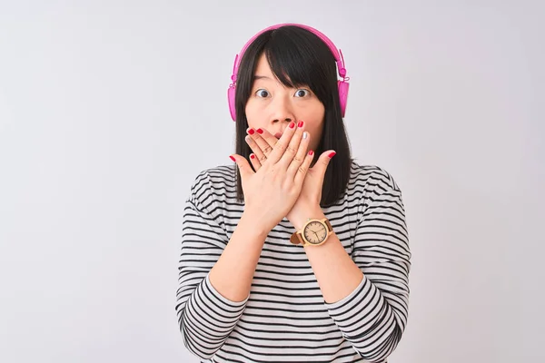 Chinese Woman Listening Music Using Pink Headphones Isolated White Background — Stock Photo, Image