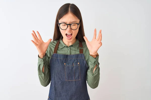 Junge Chinesische Krämerin Mit Schürze Und Brille Vor Isoliertem Weißem — Stockfoto