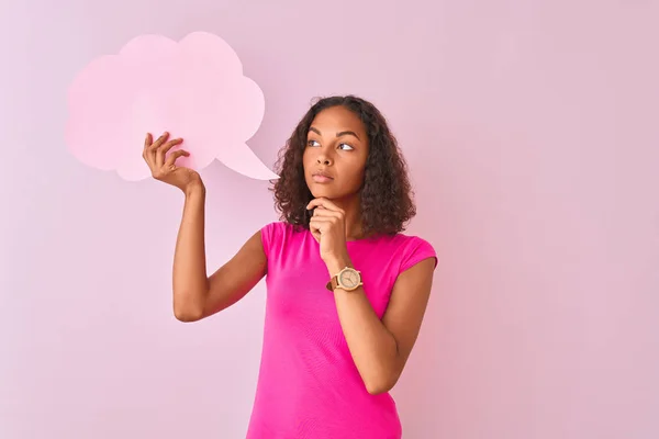 Mujer Brasileña Joven Sosteniendo Burbuja Discurso Nube Pie Sobre Fondo —  Fotos de Stock