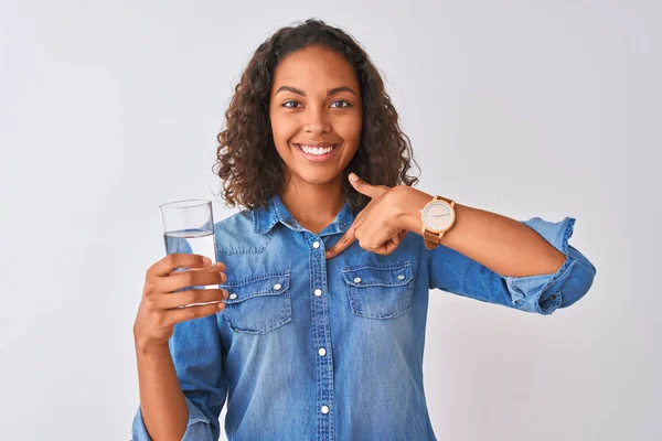 Mujer Brasileña Joven Sosteniendo Vaso Agua Pie Sobre Fondo Blanco — Foto de Stock