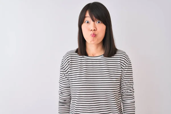 Mladá Krásná Čínská Žena Nosí Sobě Černé Proužkované Tričko Přes — Stock fotografie