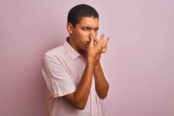 Homem Árabe Bonito Jovem Vestindo Camisa Casual Sobre Fundo Rosa — Fotografia de Stock