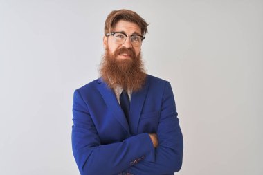 Genç Kızıl saçlı İrlandalı işadamı elbise giyiyor ve gözlük izole beyaz arka plan üzerinde mutlu yüz karşı karşıya silah kamera bakıyor. Pozitif kişi.