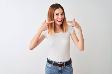 Güzel Redhead kadın izole beyaz arka plan üzerinde ayakta rahat t-shirt giyen neşeli gösteren gülümseyen ve parmaklar diş ve ağız ile işaret. Diş Sağlığı konsepti.