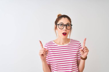 Kızıl saçlı kadın gözlüğü giyen gözlük çizgili t-shirt ve Pigtail üzerinde izole beyaz arka plan hayran ve sürpriz bakarak ve parmaklar ve yükseltilmiş kollar ile işaret.