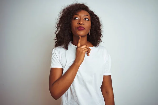 Junge Afrikanisch Amerikanische Frau Mit Shirt Vor Isoliertem Weißem Hintergrund — Stockfoto