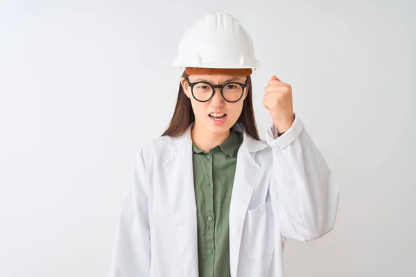 Νέα Κινεζική Μηχανικός Γυναίκα Φορώντας Παλτό Κράνος Γυαλιά Πάνω Από — Φωτογραφία Αρχείου