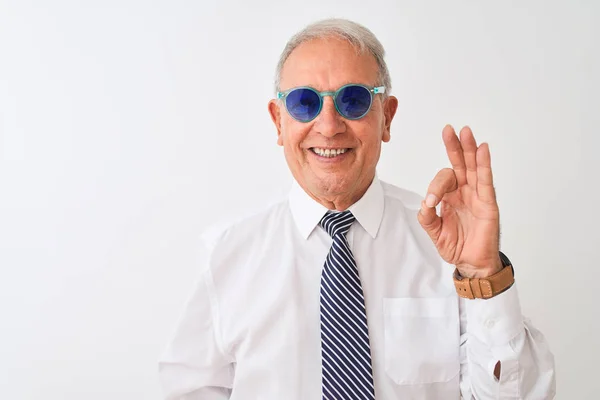 Empresário Cabelos Grisalhos Sênior Usando Gravata Óculos Sol Sobre Fundo — Fotografia de Stock