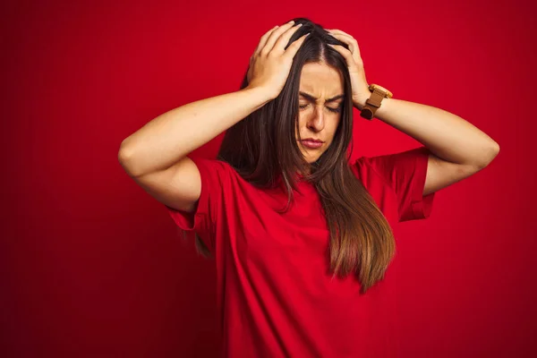 Jovem Mulher Bonita Vestindo Camiseta Sobre Fundo Vermelho Isolado Sofrendo — Fotografia de Stock