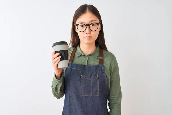 Kínai Barista Visel Kötény Szemüveget Iszik Kávét Elszigetelt Fehér Háttér — Stock Fotó