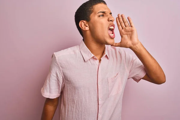 Jonge Knappe Arabische Man Dragen Casual Shirt Staande Geïsoleerde Roze — Stockfoto