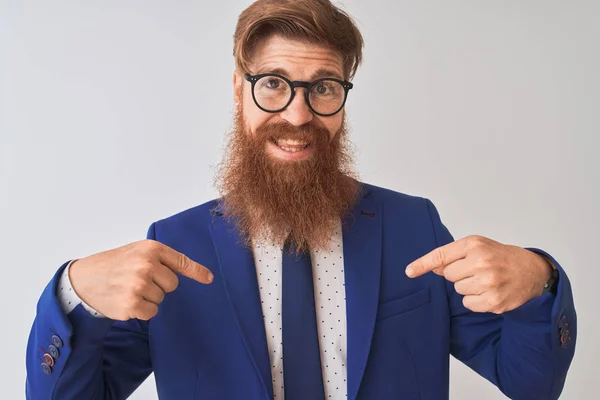 Joven Pelirrojo Irlandés Hombre Negocios Vistiendo Traje Gafas Sobre Fondo —  Fotos de Stock