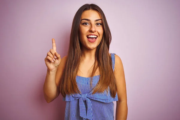 Jovem Mulher Bonita Vestindo Vestido Listrado Sobre Fundo Rosa Isolado — Fotografia de Stock