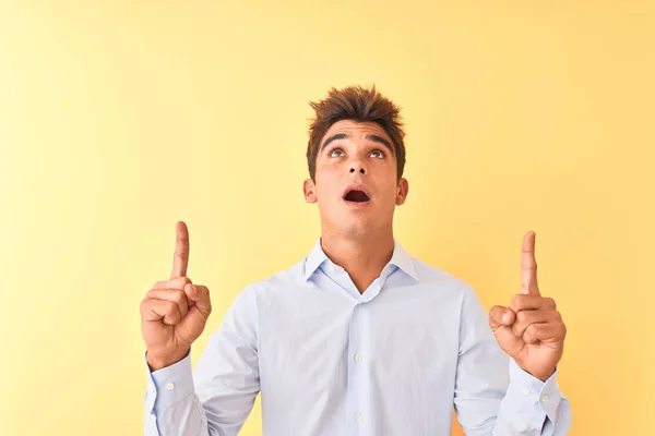 Jovem Empresário Bonito Vestindo Camisa Elegante Sobre Fundo Amarelo Isolado — Fotografia de Stock