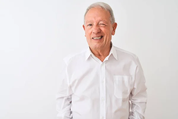 Homem Cabelos Grisalhos Sênior Vestindo Camisa Elegante Sobre Fundo Branco — Fotografia de Stock