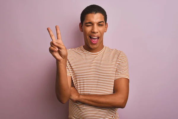 Homem Árabe Bonito Jovem Vestindo Camiseta Listrada Sobre Fundo Rosa — Fotografia de Stock