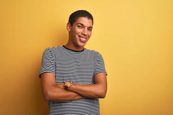 Homem Árabe Bonito Jovem Vestindo Camisa Listrada Marinha Sobre Fundo — Fotografia de Stock