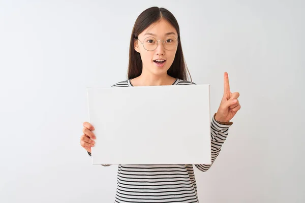 Jonge Chinese Vrouw Dragen Glazen Houden Banner Geïsoleerde Witte Achtergrond — Stockfoto