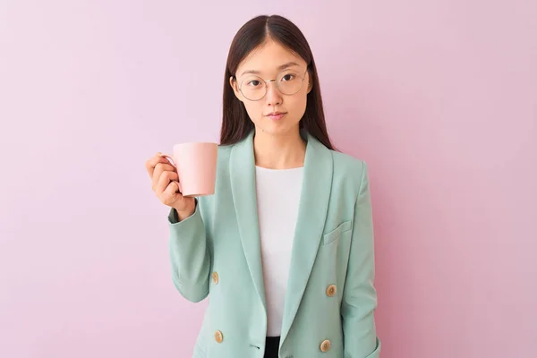 고립된 커피를 마시는 안경을 사업가가 스마트한 얼굴에 자신감 표정을 진지하게 — 스톡 사진