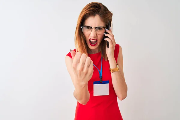 Redhead Affärskvinna Bär Kort Pratar Smartphone Över Isolerad Vit Bakgrund — Stockfoto