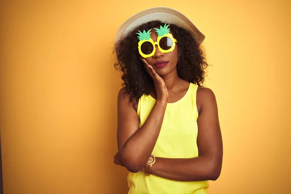 African American Kobieta Nosi Śmieszne Ananas Okulary Białym Tle Żółty — Zdjęcie stockowe