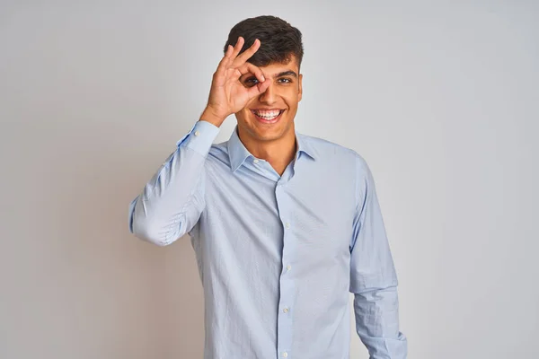 Joven Empresario Indio Con Camisa Elegante Pie Sobre Fondo Blanco — Foto de Stock