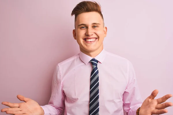 年轻的英俊商人穿着衬衫和领带站在孤立的粉红色背景微笑欢快 张开双臂作为友好的欢迎 积极和自信的问候 — 图库照片