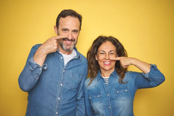 Belo Casal Meia Idade Juntos Sobre Fundo Amarelo Isolado Apontando — Fotografia de Stock