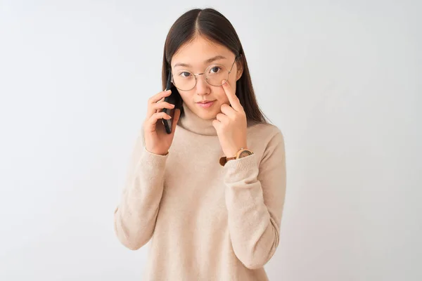 Молода Китайська Жінка Яка Розмовляє Смартфоні Над Ізольованим Білим Фоном — стокове фото