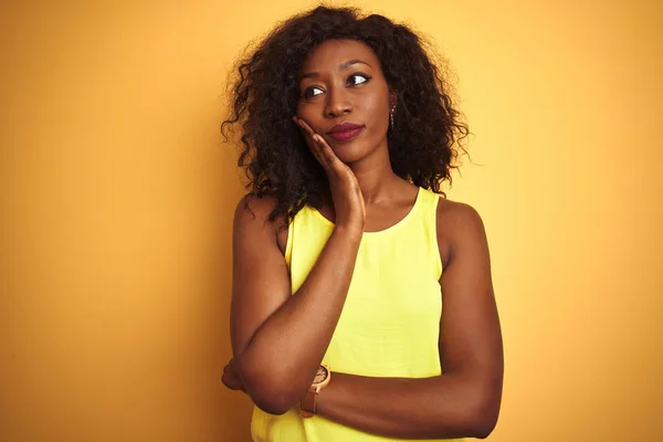 Mujer Afroamericana Joven Usando Camiseta Pie Sobre Fondo Amarillo Aislado —  Fotos de Stock