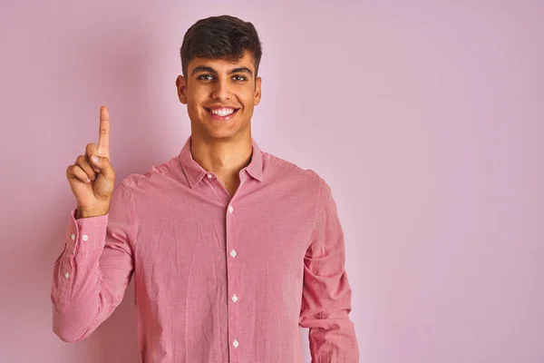 Homem Indiano Jovem Vestindo Camisa Elegante Sobre Fundo Rosa Isolado — Fotografia de Stock