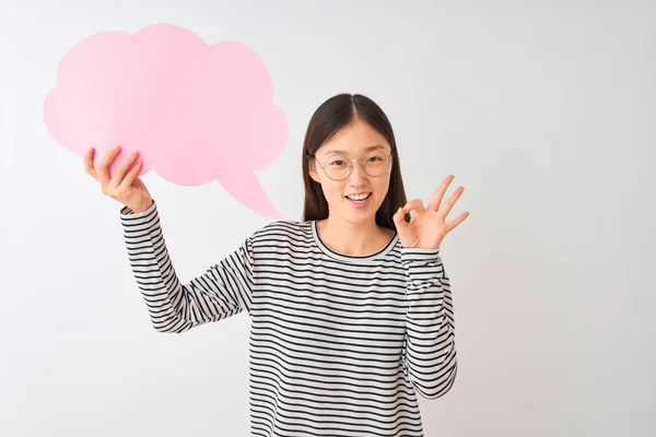 年轻的中国妇女拿着云语音泡沫在孤立的白色背景做好符号用手指 优秀的符号 — 图库照片
