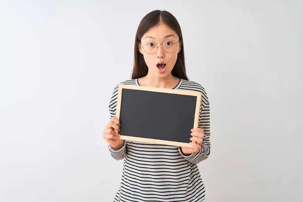 Jonge Chinese Vrouw Het Dragen Van Een Bril Houden Blackboard — Stockfoto