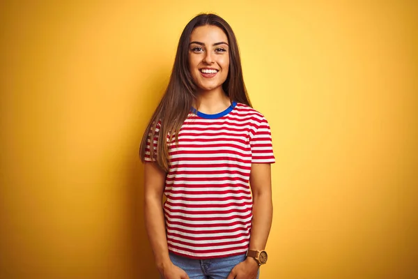 Jovem Mulher Bonita Vestindo Camiseta Listrada Sobre Fundo Amarelo Isolado — Fotografia de Stock