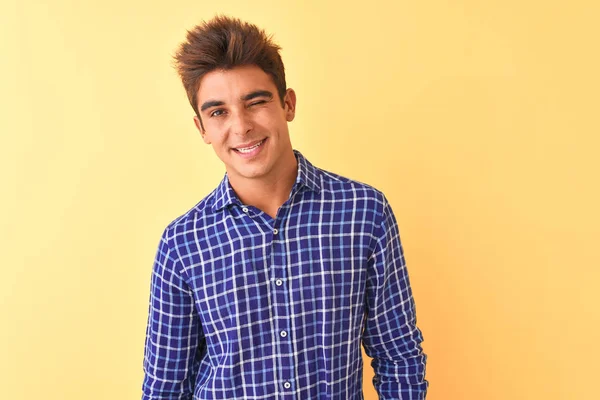 Junger Gutaussehender Mann Lässigem Hemd Der Vor Isoliertem Gelben Hintergrund — Stockfoto