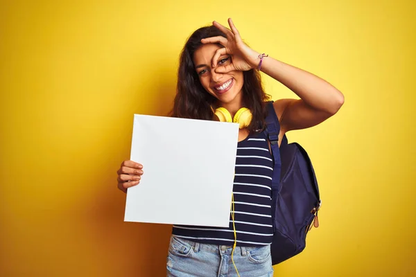 Jovem Bela Estudante Mulher Segurando Banner Sobre Fundo Amarelo Isolado — Fotografia de Stock