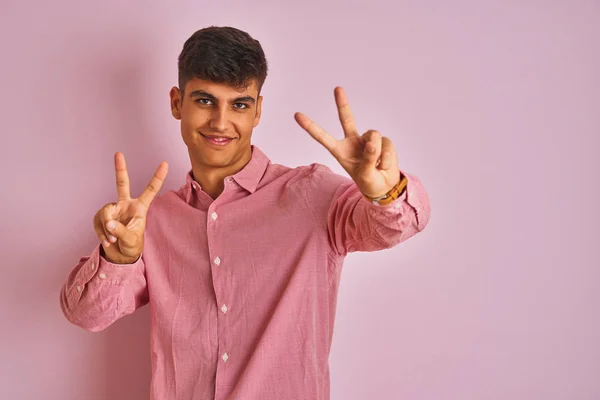 Młody Indyjski Człowiek Ubrany Elegancka Koszula Stoi Białym Tle Różowy — Zdjęcie stockowe