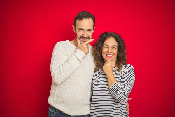 Belo Casal Meia Idade Vestindo Camisola Inverno Sobre Fundo Vermelho — Fotografia de Stock