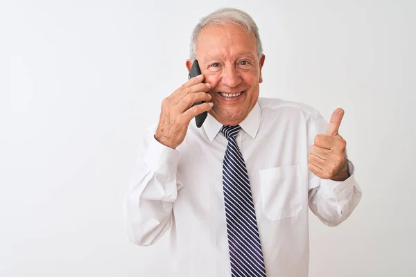 孤立した白い背景の上にスマートフォンで話す先輩の灰色のビジネスマンは Okサインをやって大きな笑顔で幸せ 指で親指アップ 優れた看板 — ストック写真