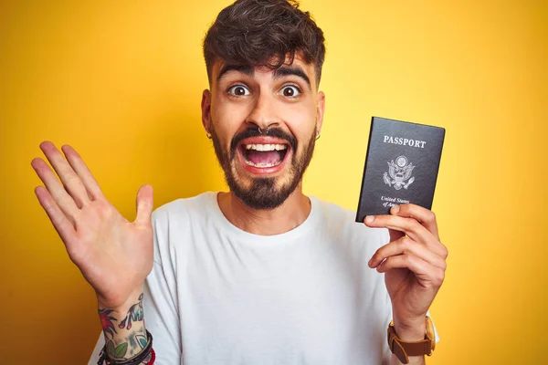 Jovem Com Tatuagem Vestindo Passaporte Dos Eua Sobre Fundo Amarelo — Fotografia de Stock