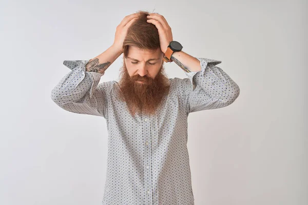 Joven Pelirrojo Irlandés Con Camisa Casual Pie Sobre Fondo Blanco —  Fotos de Stock