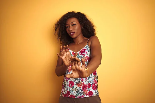 孤立した黄色の背景に花柄の夏のTシャツを着たアフリカ系アメリカ人女性は 嫌悪感を抱くため嫌な表情を浮かべた 手を上げて迷惑な概念 — ストック写真