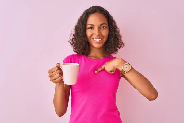 Mujer Brasileña Joven Bebiendo Taza Café Pie Sobre Fondo Rosa — Foto de Stock