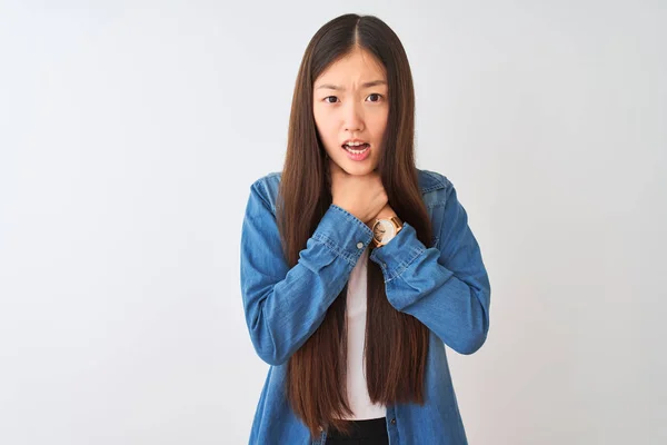Mulher Chinesa Jovem Vestindo Camisa Ganga Sobre Fundo Branco Isolado — Fotografia de Stock