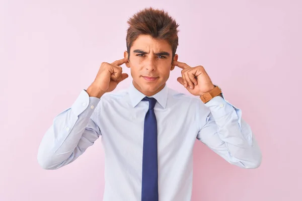 Jonge Knappe Zakenman Dragen Shirt Stropdas Staande Geïsoleerde Roze Achtergrond — Stockfoto