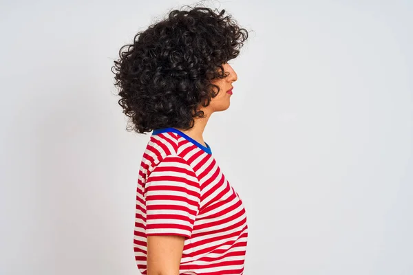 Junge Arabische Frau Mit Lockigem Haar Trägt Gestreiftes Shirt Über — Stockfoto