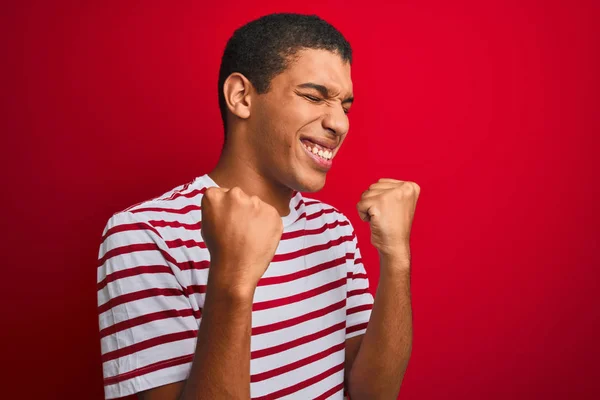 줄무늬 티셔츠를 남자는 행복하고 미소를 지으며 성공을 비명을 지르는 우승자 — 스톡 사진