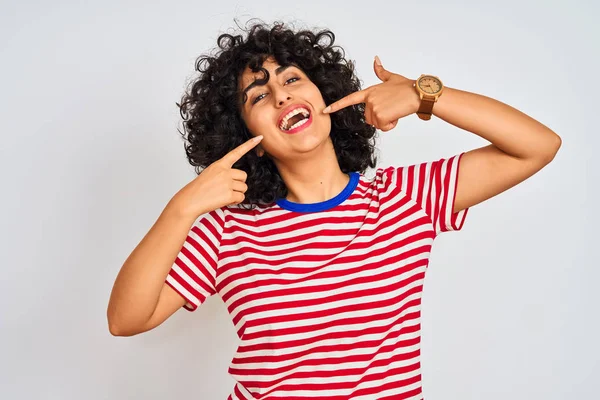 Ung Arabisk Kvinna Med Lockigt Hår Klädd Randig Shirt Över — Stockfoto