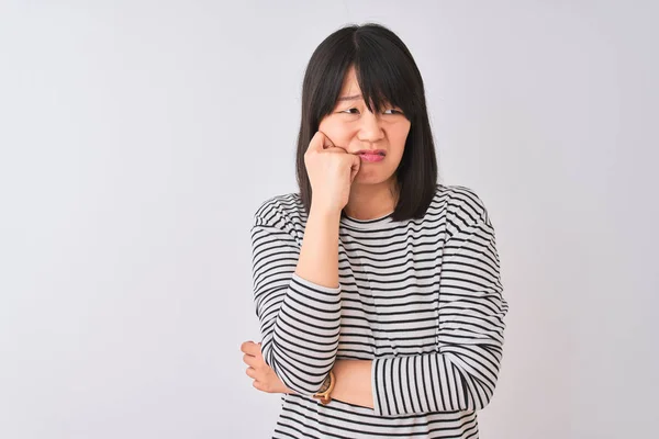 Ung Vacker Kinesisk Kvinna Klädd Svart Randig Shirt Över Isolerad — Stockfoto