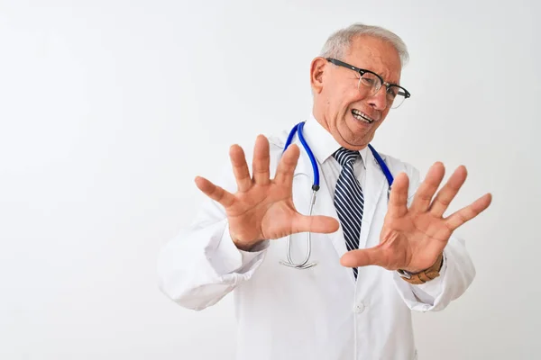 Starší Šedovlasý Doktor Stetoskop Stojící Nad Osamělým Bílým Pozadím Bojí — Stock fotografie